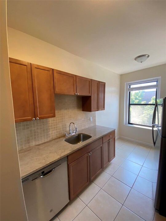 31 Pondfield Rd W in Yonkers, NY - Building Photo