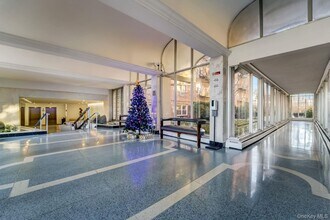 54-44 Little Neck Pkwy in Queens, NY - Foto de edificio - Building Photo