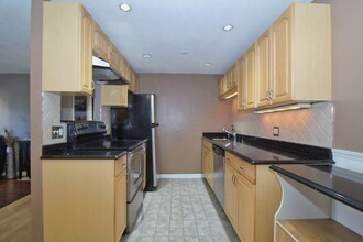 91 Pleasant St in Medfield, MA - Building Photo - Building Photo