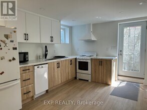 1596 Maple Ridge Dr in Mississauga, ON - Building Photo - Building Photo