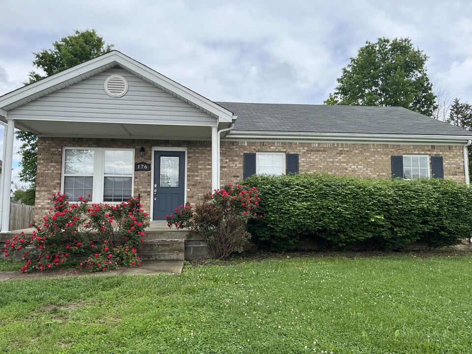 176 Deerfield Ct in Shepherdsville, KY - Building Photo