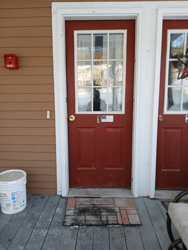 63 Plain Rd, Unit #1 in Hinsdale, NH - Foto de edificio - Building Photo