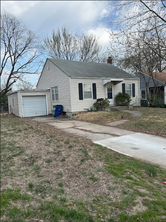 1750 Vermont St in Lawrence, KS - Building Photo