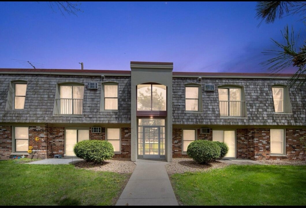 907-911 11th Ave S in Hopkins, MN - Building Photo