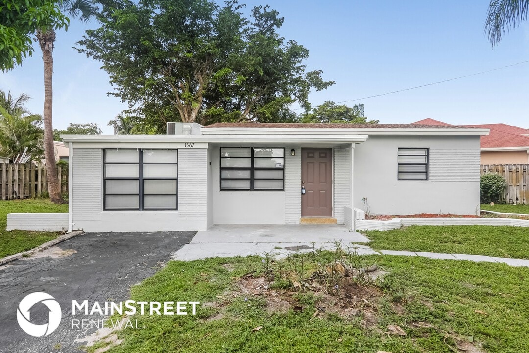 1367 NE 27th St in Pompano Beach, FL - Foto de edificio