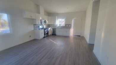 9708 Krista Vineyard Way, Unit A in Bakersfield, CA - Foto de edificio - Building Photo