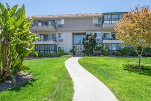 2355 Via Mariposa E, Unit 2B in Laguna Woods, CA - Building Photo