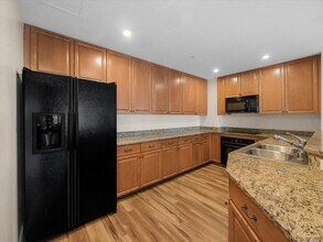 975 N Lincoln St, Unit 5E in Denver, CO - Foto de edificio - Building Photo
