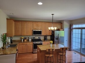 2475 Waterbury Ln in Buffalo Grove, IL - Building Photo - Building Photo