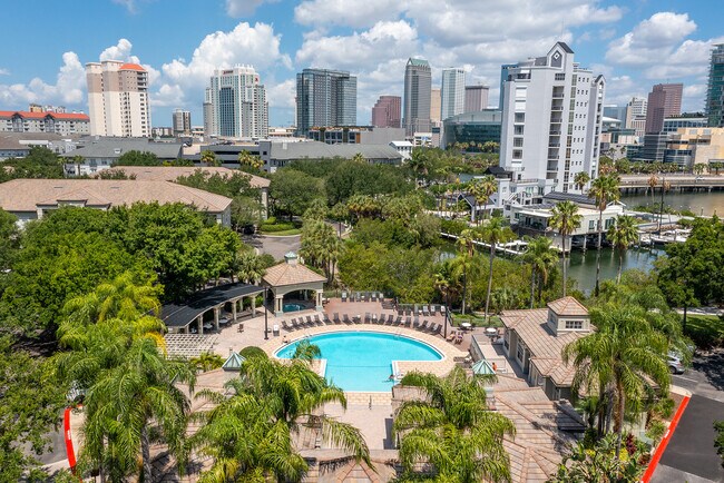 705 Mainsail Dr in Tampa, FL - Foto de edificio - Building Photo