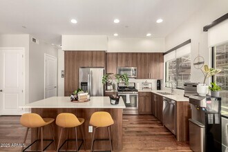 7300 E Earll Dr in Scottsdale, AZ - Building Photo - Building Photo