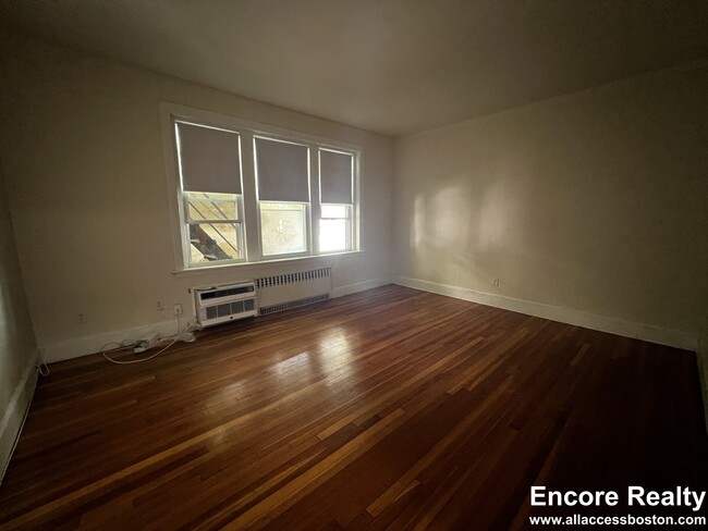 33 Lancaster Terrace in Brookline, MA - Foto de edificio - Building Photo