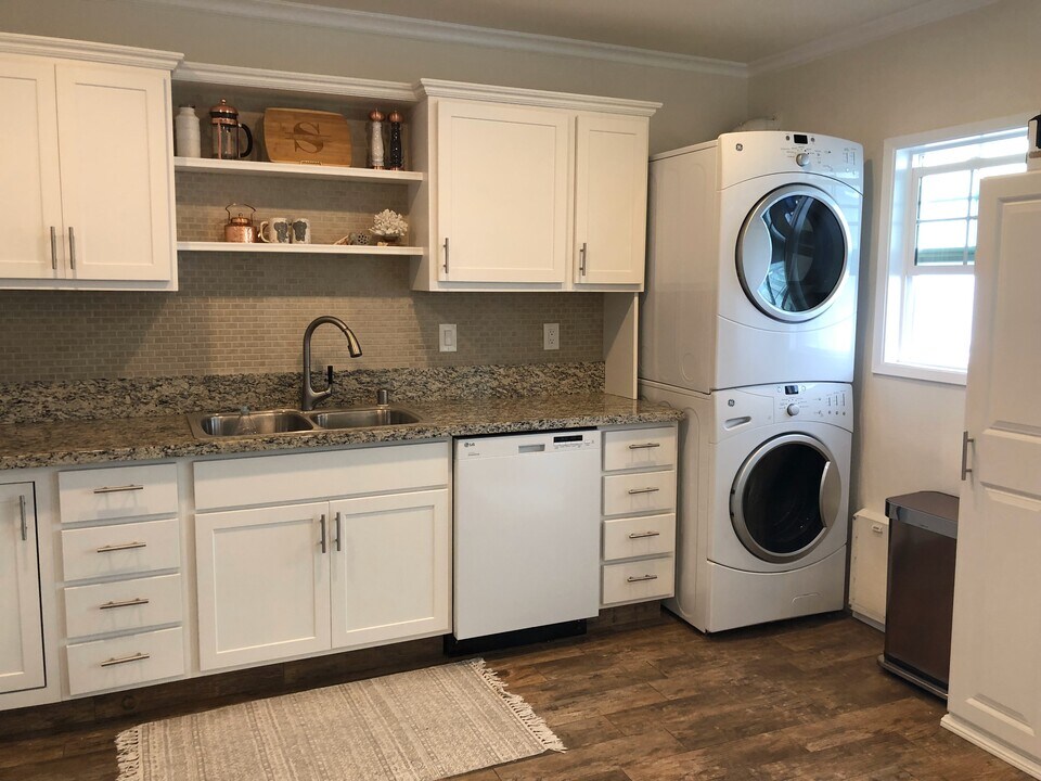 204 Indianapolis Ave in Huntington Beach, CA - Building Photo