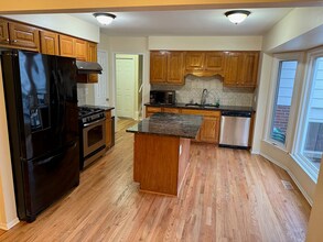 2884 E Eisenhower Pky in Ann Arbor, MI - Foto de edificio - Building Photo