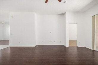 7813 Castleisland Dr in Sarasota, FL - Building Photo - Building Photo
