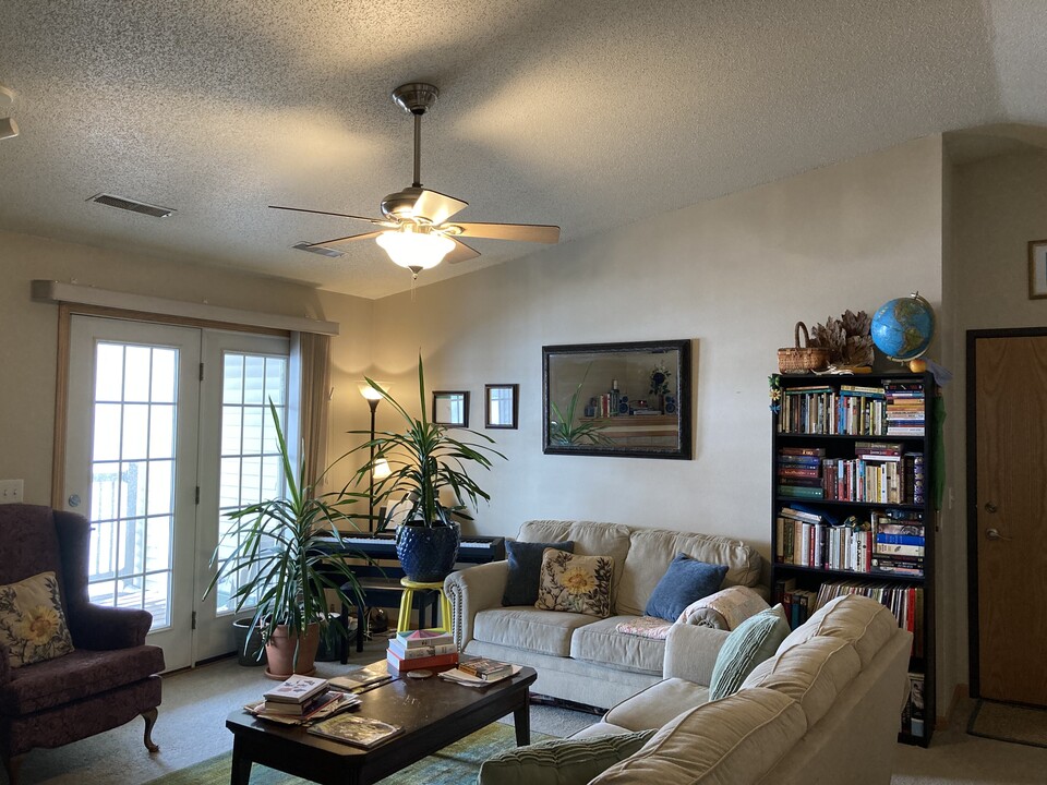 870 W Cherry St, Unit #10 in North Liberty, IA - Building Photo