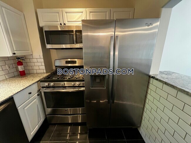 31 Queensberry St, Unit 12A in Boston, MA - Building Photo - Building Photo