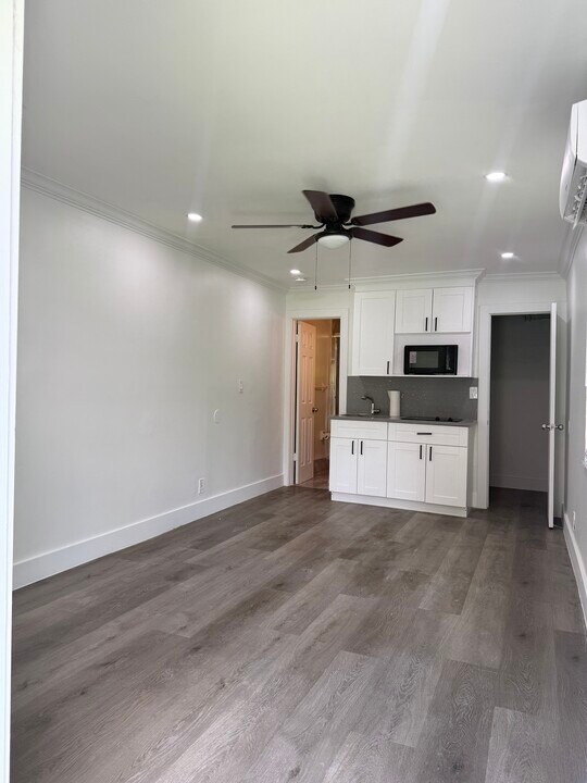 2500 Franklin Dr, Unit Private Studio in Fort Lauderdale, FL - Building Photo
