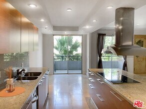 121 S Palm Dr in Beverly Hills, CA - Building Photo - Building Photo