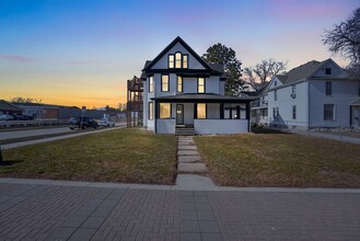 2007 College St - Cedar Falls in Cedar Falls, IA - Foto de edificio - Building Photo