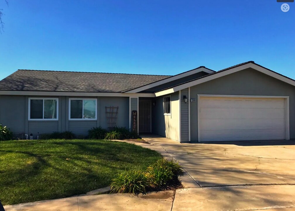 1399 Stanford Pl in Hanford, CA - Building Photo