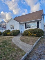 7 Montgomery St in Brentwood, NY - Building Photo