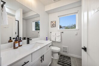 5201 Brooklyn Ave NE, Unit SI ID1372967P in Seattle, WA - Building Photo - Building Photo