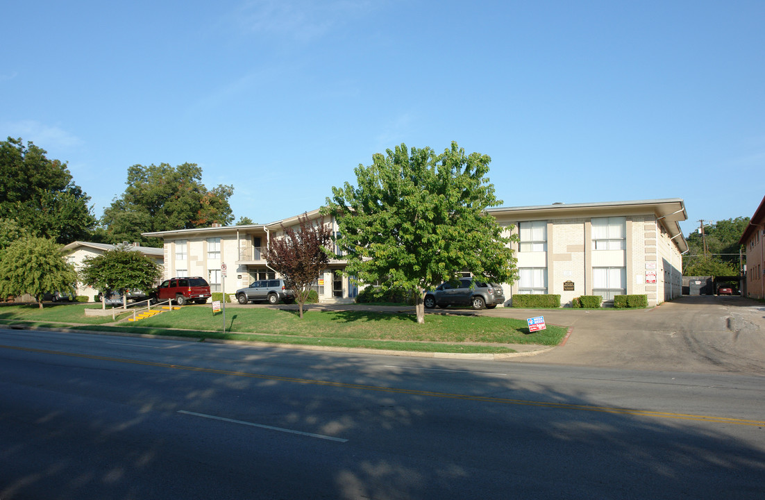 Lakewood Gardens in Dallas, TX - Building Photo