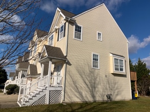 351 Paradee Dr in Dover, DE - Foto de edificio - Building Photo