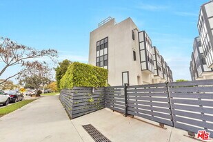 1824 Redondo Blvd in Los Angeles, CA - Building Photo