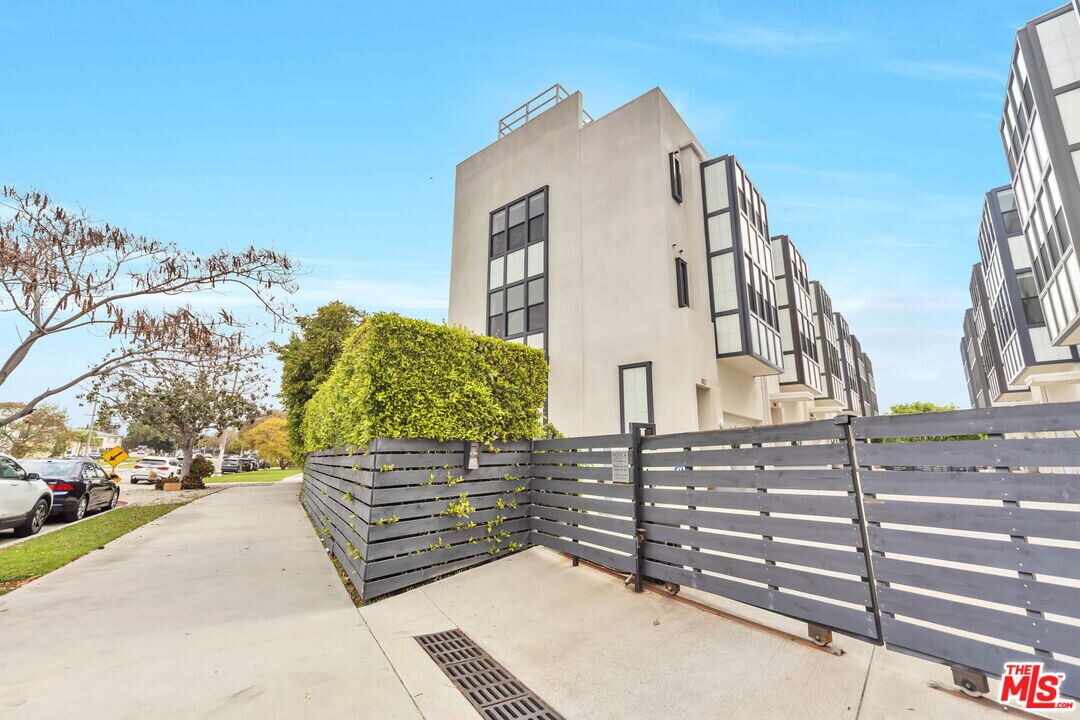 1824 Redondo Blvd in Los Angeles, CA - Building Photo
