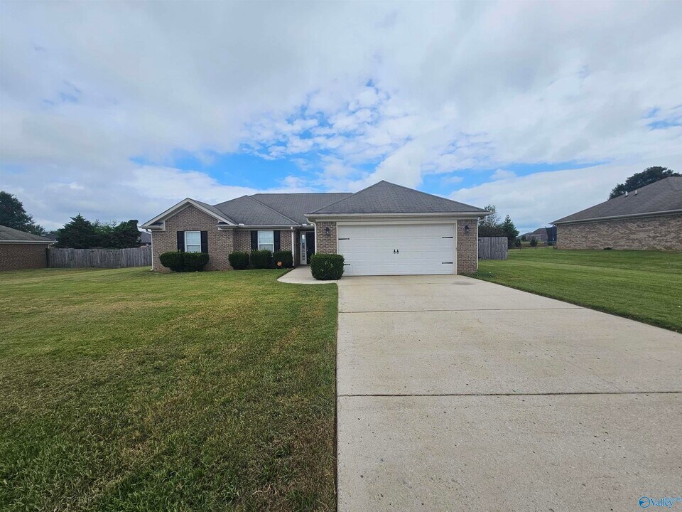 385 Robinson Rd in Huntsville, AL - Foto de edificio