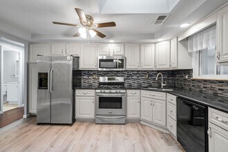 332 Holiday Park Dr in Pittsburgh, PA - Building Photo - Building Photo