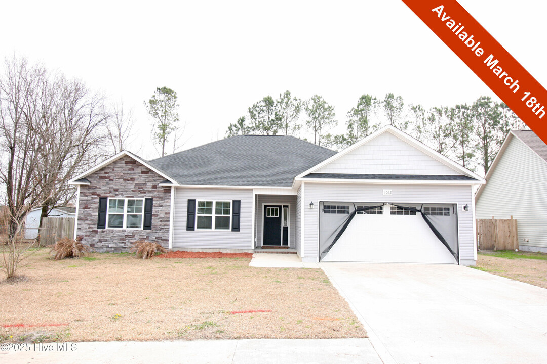 1062 Furia Dr in Jacksonville, NC - Building Photo