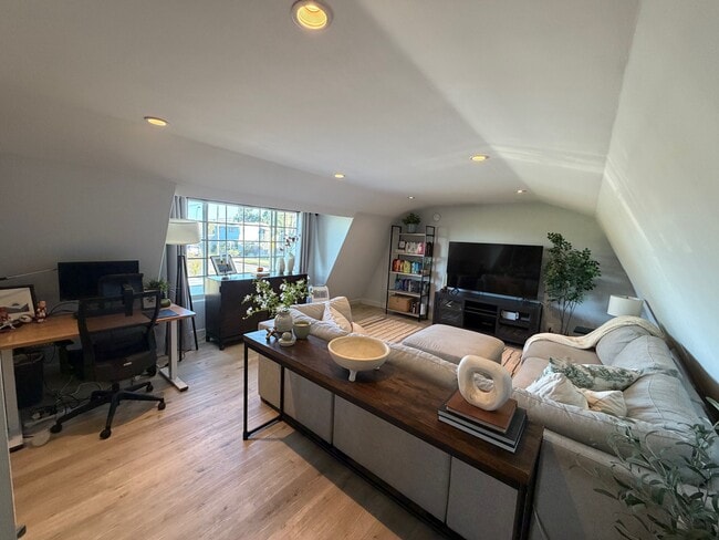 2252 Cornell Dr, Unit B in Costa Mesa, CA - Building Photo - Building Photo