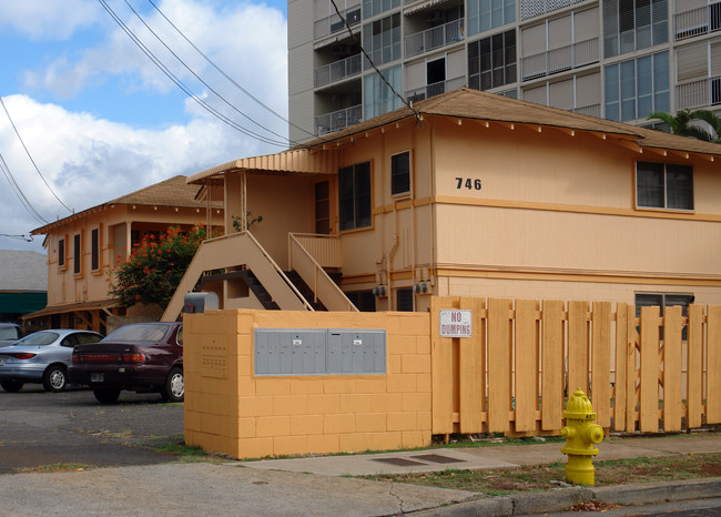 744-746 Ekela Ave in Honolulu, HI - Building Photo - Building Photo