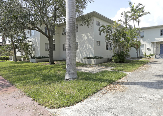 Winds Of Nobe Condo in Miami Beach, FL - Building Photo - Building Photo