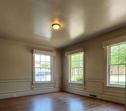 2245 W Oak St in Denton, TX - Foto de edificio - Building Photo
