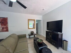 2410 Thomas St-Unit -2b in Hollywood, FL - Building Photo - Building Photo