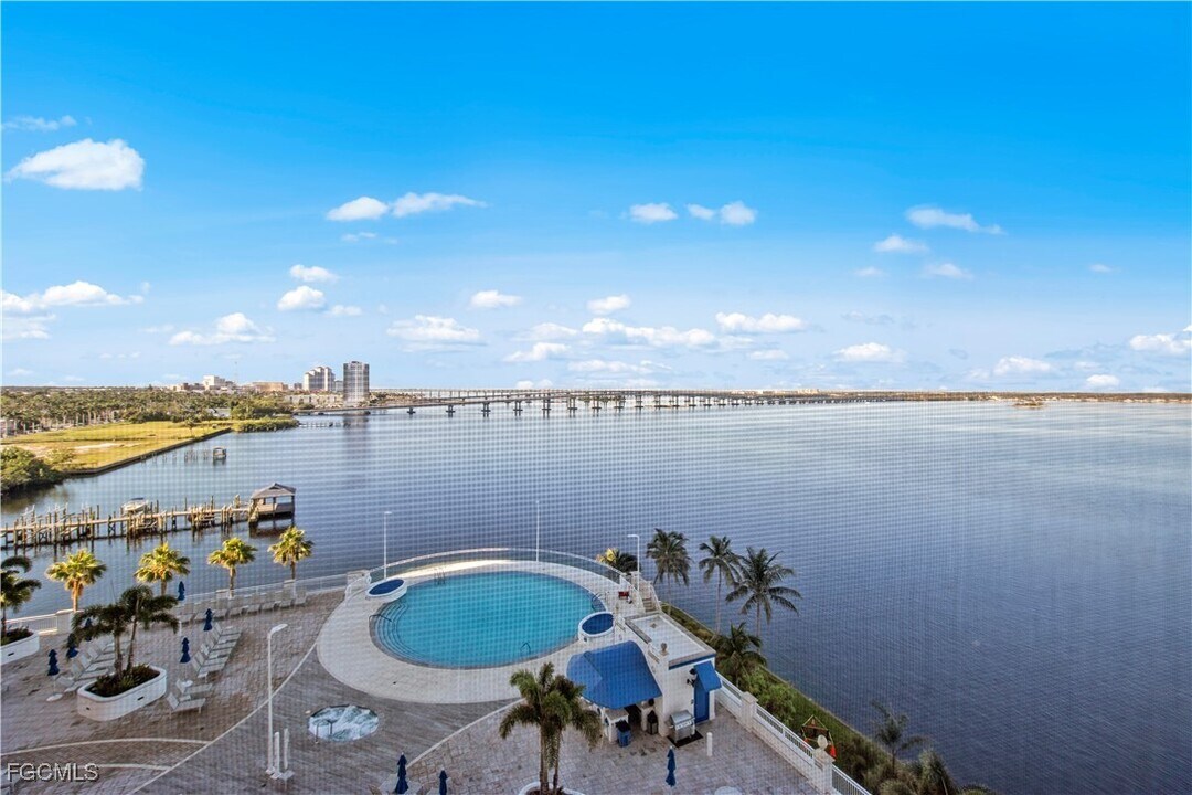 2745 First St in Ft. Myers, FL - Foto de edificio