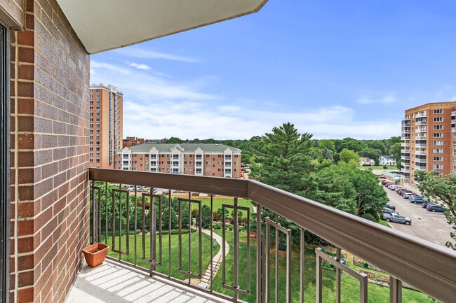 6615 Lake Shore Dr S, Unit #900 in Minneapolis, MN - Foto de edificio - Building Photo