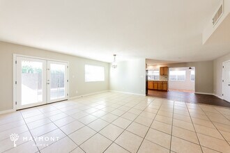 2119 W Eugie Ave in Phoenix, AZ - Foto de edificio - Building Photo