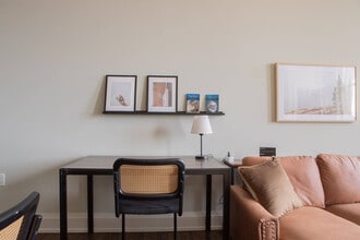 225 E Michigan St in Milwaukee, WI - Foto de edificio - Building Photo