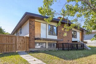 11148 Sacramento Dr SW in Calgary, AB - Building Photo
