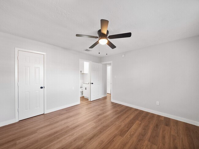 property at 11703 Hendon Ln