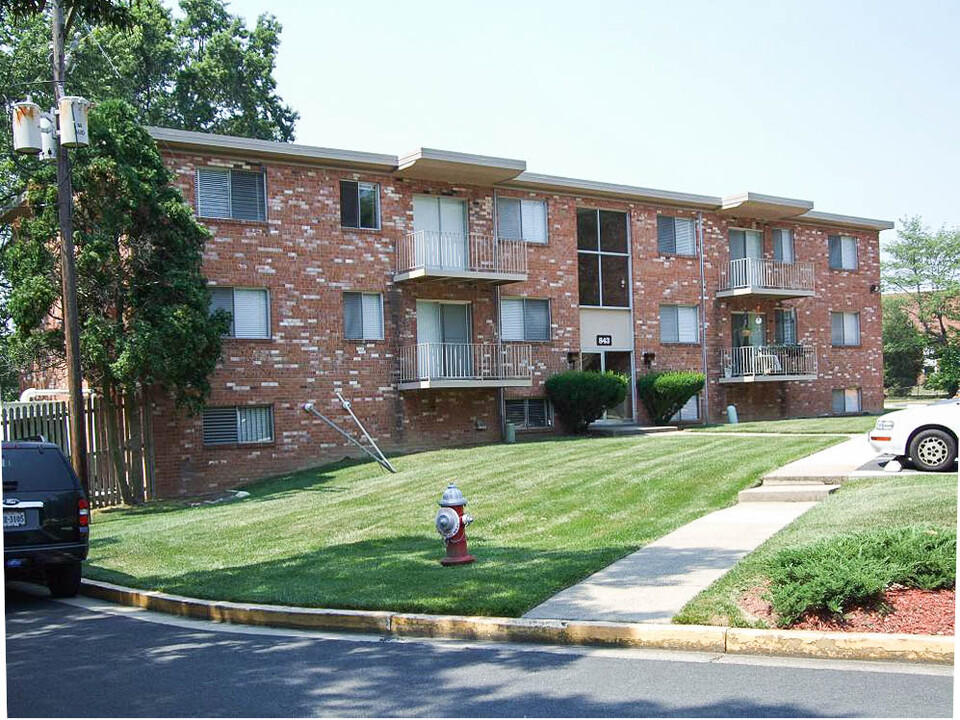 International Apartments in Herndon, VA - Foto de edificio