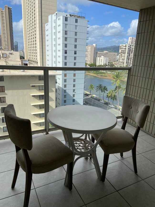 445 Seaside Ave, Unit 1420 in Honolulu, HI - Foto de edificio - Building Photo