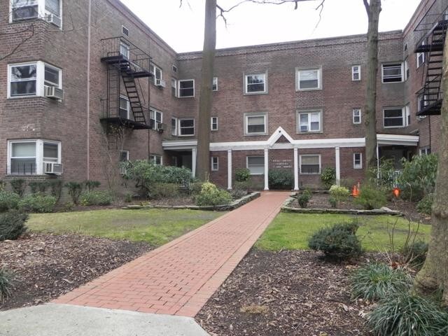 50 Knightsbridge Rd in Great Neck Plaza, NY - Building Photo