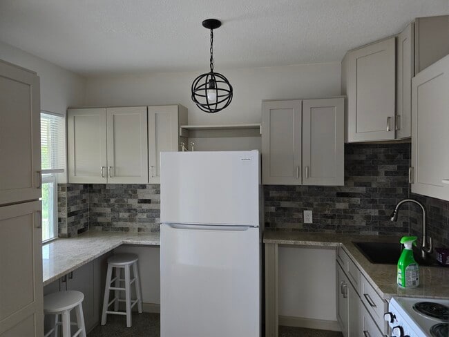 2455 NE Dixie Hwy, Unit B