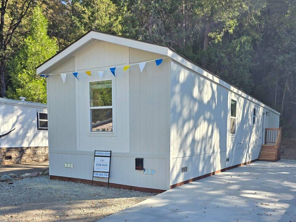 824 S 1st St in Dunsmuir, CA - Building Photo